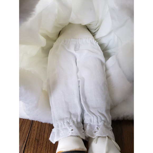 Vintage House of Lloyd 1998 Dark Hared Girl In White Outfit Porcelain Girl Doll - Picture 9 of 11